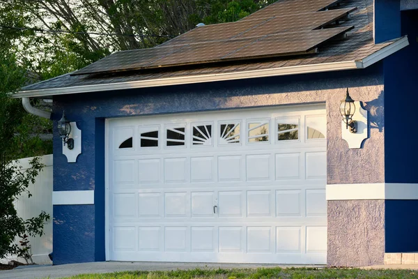 Geniş Garajlı Çift Kapı Güneş Fotovoltaik Panellerle Kaplı Yeni Modern — Stok fotoğraf