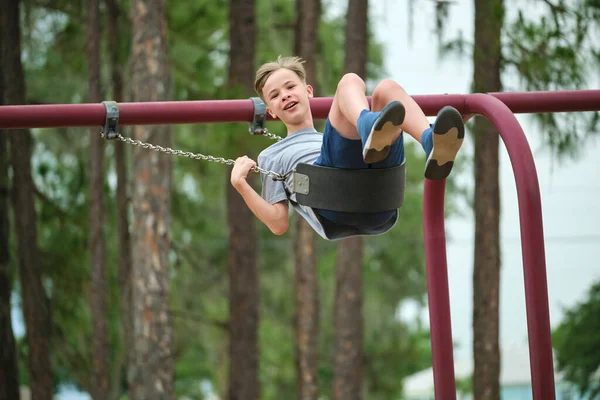 Jovem Adolescente Bonito Jogando Sozinho Balanços Playground Férias Verão Dia — Fotografia de Stock