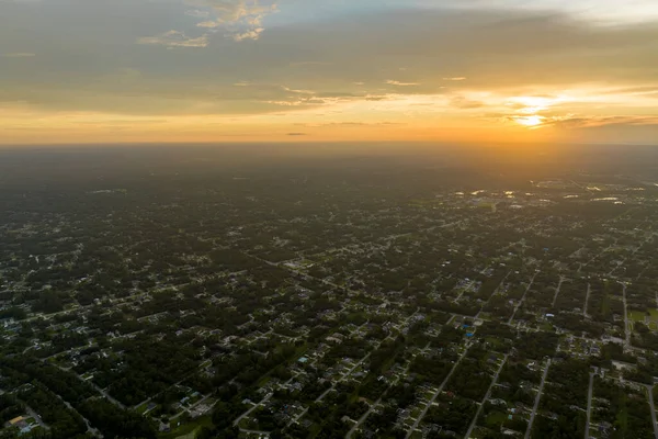 弗罗里达州宁静住宅区的郊区景观与绿树之间的私人住宅的空中景观 — 图库照片