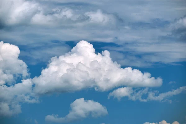 Φωτεινό Τοπίο Από Λευκά Φουσκωτά Σύννεφα Μπλε Καθαρό Ουρανό — Φωτογραφία Αρχείου
