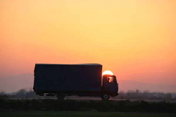 Vrachtwagen Rijdt Avonds Snelweg Vervoert Goederen Levering Transport Logistiek Concept — Stockfoto