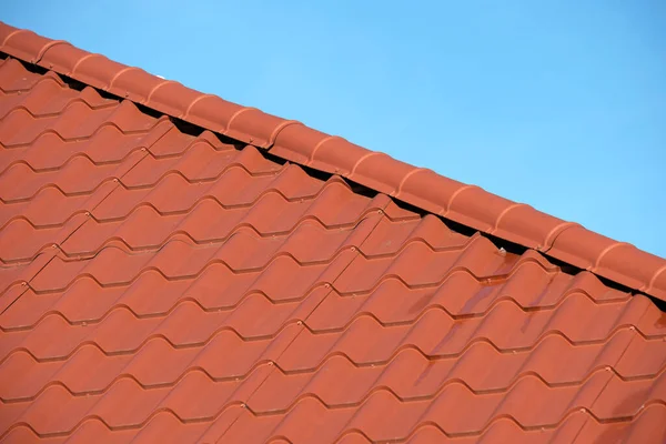 Closeup Telhado Casa Coberto Com Shingles Tiled Metálico Cobertura Edifício — Fotografia de Stock