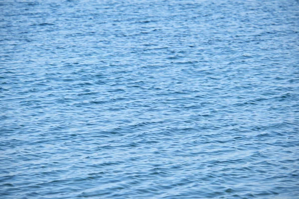 Küçük Dalgalı Mavi Deniz Suyunun Yakın Deniz Yüzeyi — Stok fotoğraf