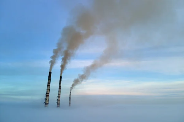 Vysoké Trubky Uhelné Elektrárny Černým Kouřem Pohybujícím Vzhůru Znečišťující Atmosférou — Stock fotografie