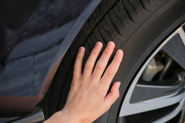 Motorista Feminina Mãos Inspecionando Pneu Roda Seu Carro Novo Conceito — Fotografia de Stock