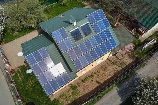 城郊地区私人住宅屋顶覆盖太阳能光伏板 用于生产清洁的生态电能 自治住房的概念 — 图库照片