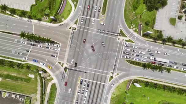 Воздушный Обзор Большого Многополосного Перекрестка Светофорами Движущимися Автомобилями Грузовиками — стоковое видео