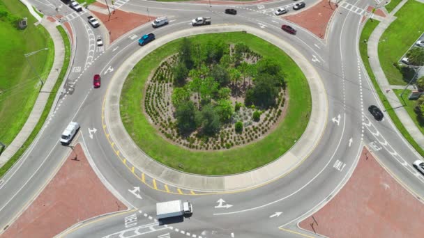 Воздушный Обзор Кольцевого Перекрестка Быстро Движущимся Интенсивным Движением Городские Кольцевые — стоковое видео