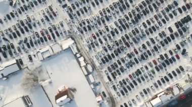 Açık pazar alanının hava manzarası. Satılık birçok araba park edilmiş ve insanlar kışın yürüyor..