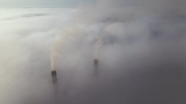 Высокие Трубы Угольной Электростанции Излучают Черный Ядовитый Дым Движущийся Вверх — стоковое видео