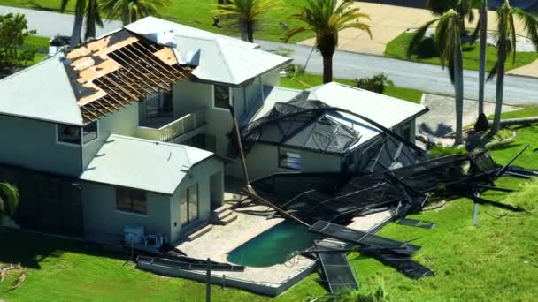被飓风伊恩摧毁 佛罗里达州住宅区的屋顶和游泳池围栏被毁 自然灾害及其后果 — 图库视频影像