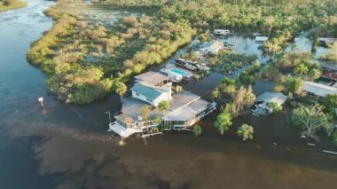 Florida yerleşim bölgesinde Ian kasırgası ile sel basmış evler. Doğal afetin sonuçları..
