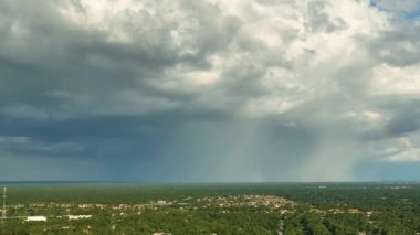 Kasaba üzerinde sağanak fırtınadan önce fırtınalı gökyüzünde oluşan kara uğursuz bulutların manzarası..