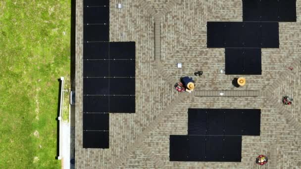전문적 노동자들은 지붕에 태양광 패널을 설치하여 에너지 생산을 지판을 합니다 — 비디오