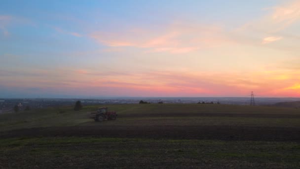 Tractor Spraying Fertilizers Insecticide Herbicide Chemicals Agricultural Field Sunset — Αρχείο Βίντεο