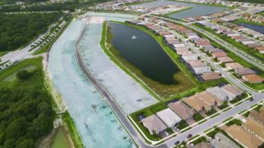 Güney Florida 'da kapalı yaşam kulüplerinde inşa edilmiş yoğun konutların manzarası. Amerikan banliyölerinde emlak gelişimine örnek olarak Amerikan rüya evleri.