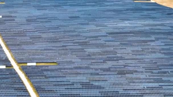 Повітряний Вид Велику Сталу Електростанцію Багатьма Рядами Сонячних Фотоелектричних Панелей — стокове відео