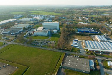 Endüstriyel şehir bölgesindeki malzeme depolarının ve lojistik merkezlerinin yukarıdan görünüşü.