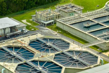 Kentsel atık su arıtma tesisindeki modern su temizleme tesisinin havadan görüntüsü. İstenmeyen kimyasalların, askıya alınmış katı maddelerin ve gazların kirlenmiş sıvılardan çıkarılması süreci.