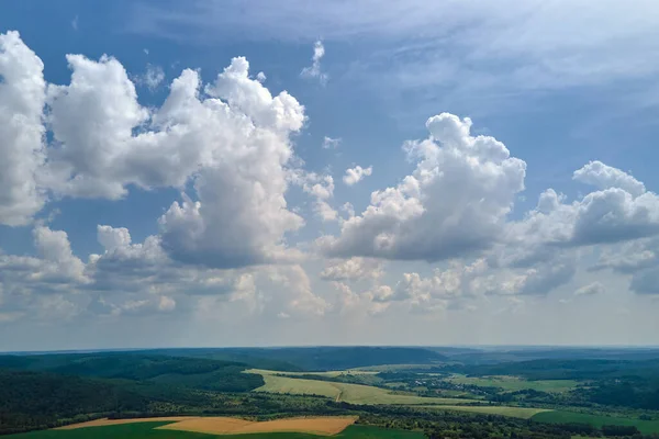 Αεροφωτογραφία Τοπίου Του Καθαρού Γαλάζιου Ουρανού Πάνω Από Πράσινα Καλλιεργούμενα — Φωτογραφία Αρχείου