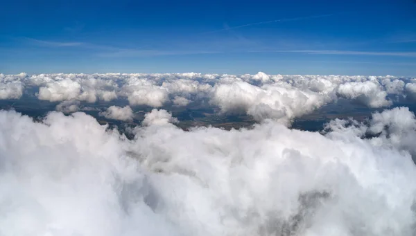 Vista Aérea Janela Avião Alta Altitude Terra Coberta Com Nuvens — Fotografia de Stock