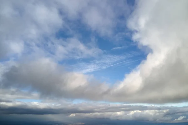 Αεροφωτογραφία Από Μεγάλο Υψόμετρο Γης Καλυμμένη Φουσκωτά Βροχερά Σύννεφα Που — Φωτογραφία Αρχείου