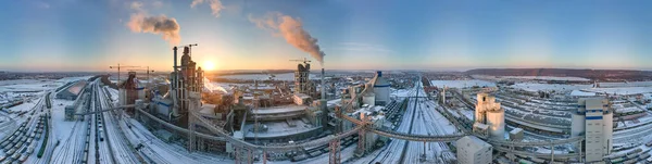 Luchtfoto Van Cementfabriek Toren Met Hoge Betonnen Installatiestructuur Industrieel Productiegebied — Stockfoto