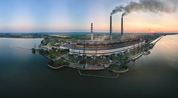 火力发电厂高管黑烟烟道污染大气的空中景观 具有矿物燃料概念的电力生产 — 图库照片