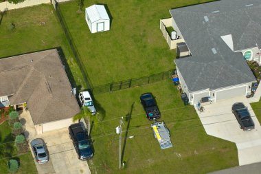 Tipik modern Amerikan özel evinin çatısı asfalt kiremitlerle ve bahçedeki yeşil çimlerle kaplı..