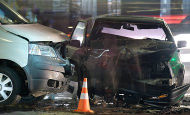 Gece şehir caddesindeki çarpışma sonrası ağır araba kazalarında hasar görmüş. Yol güvenliği ve sigorta kavramı.