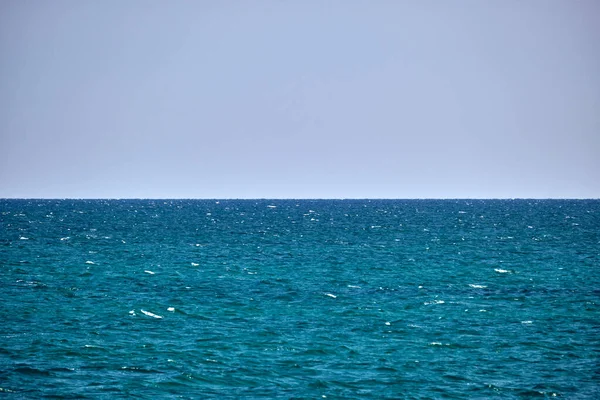 Zbliżenie Powierzchni Morskiej Błękitnej Wody Morskiej Niewielkimi Falami Falowymi — Zdjęcie stockowe