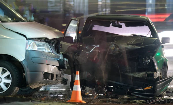 Gece Şehir Caddesindeki Çarpışma Sonrası Ağır Araba Kazalarında Hasar Görmüş — Stok fotoğraf