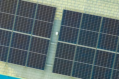 Banliyö bölgesinde temiz ekolojik elektrik enerjisi üretmek için güneş fotovoltaik panellerle kaplı çatısı olan bir ev. Özerk konut kavramı.