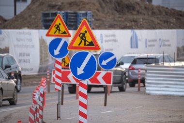 Yol çalışmaları trafik işaretlerini uyardı. Şehir caddesinde inşaat çalışması ve yavaş hareket eden arabalar..