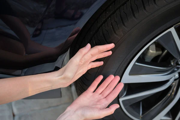 운전자 손으로 타이어를 검사합니다 — 스톡 사진