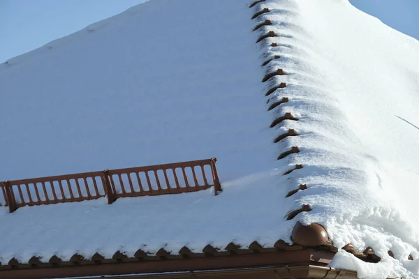 Osłona Przeciwśnieżna Zimą Dachu Domu Pokryta Stalowymi Gontami Pokrycie Okładziną — Zdjęcie stockowe