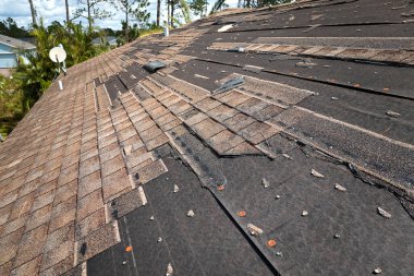 Florida 'daki Ian Kasırgası' ndan sonra asfalt kiremitleri eksik. Ev çatısı konseptinin tamiri.