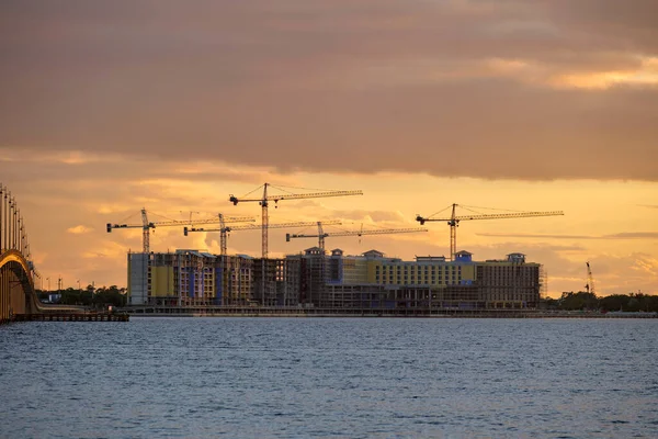 Tornkranar Och Stomme Struktur Hög Bostadslägenhet Byggnader Byggarbetsplatsen Havsvik Stranden — Stockfoto