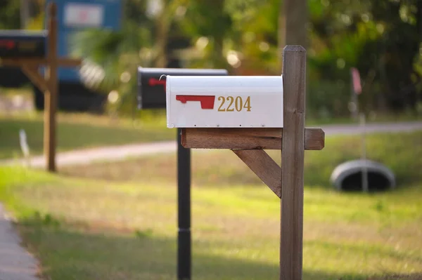 Типичный Американский Открытый Почтовый Ящик Окраине Улицы — стоковое фото