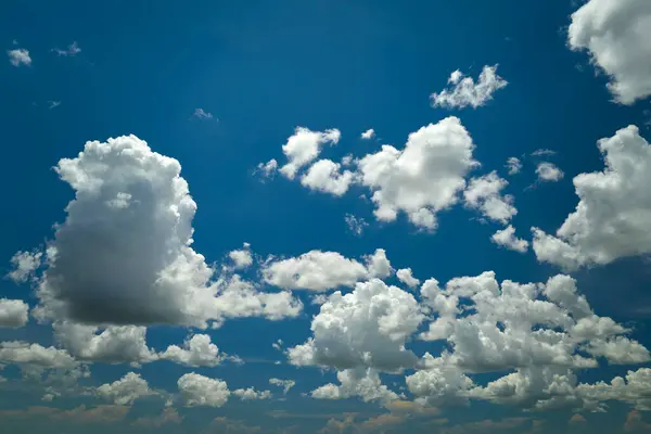 Putih Puffy Cumulus Awan Musim Panas Langit Biru — Stok Foto