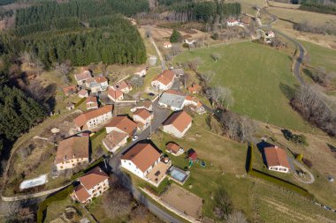 Yeşil banliyö kırsalındaki konutların havadan görünüşü.