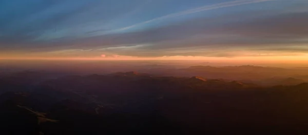 Bela Paisagem Panorâmica Montanha Com Picos Nebulosos Vale Nebuloso Pôr — Fotografia de Stock