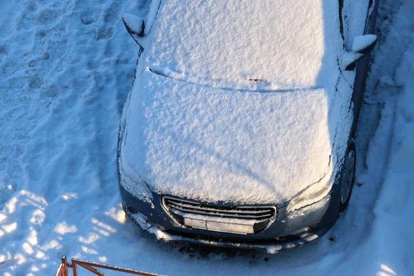Samochód Zaparkowany Pokrytej Śniegiem Śliskiej Drodze Chłodny Zimowy Dzień — Zdjęcie stockowe