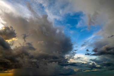 Akşam gökyüzünde fırtınadan önce Cumulonimbus bulutları oluşuyor. Gün batımında değişen fırtınalı bulutlu hava.