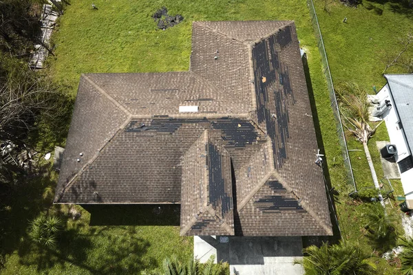 Пошкоджений Дах Будинку Відсутніми Гойдалками Після Урагану Флориді Наслідки Стихійного — стокове фото