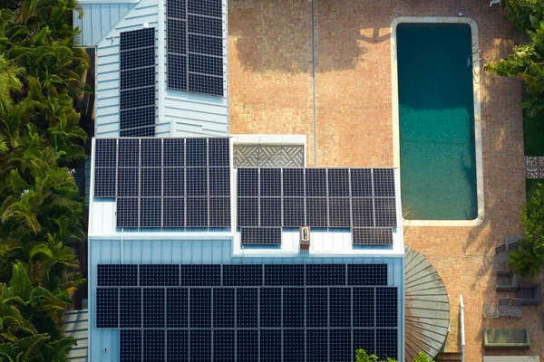 Dure Amerikaanse Residentiële Huis Met Dak Bedekt Met Zonne Fotovoltaïsche — Stockfoto