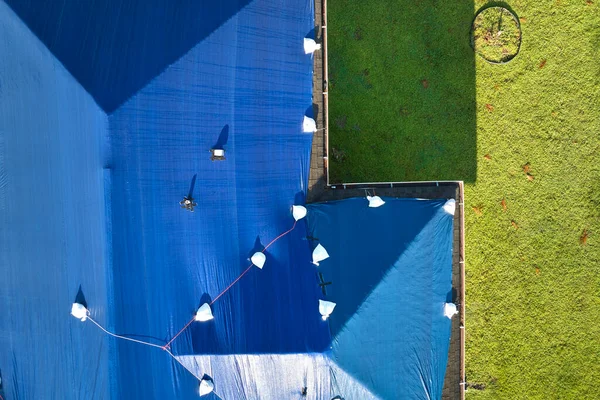 Hurrikán Ian Sérült Ház Tető Borított Védő Műanyag Ponyva Esővíz — Stock Fotó