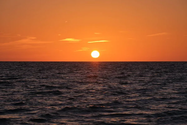Puesta Sol Del Océano Gran Sol Blanco Sobre Dramático Cielo — Foto de Stock