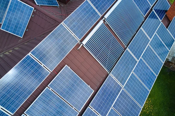 Fotovoltaik Paneller Isıtma Evin Çatısına Monte Edilmiş Temiz Elektrik Üretimi — Stok fotoğraf