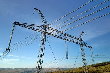 Yüksek voltajlı elektrik kablolarına sahip çelik sütun uzun mesafeli kablolardan elektrik enerjisi iletiyor..